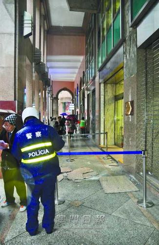 ������������ְ칫¥ʯͷ����һ��Ů��ͷ��Ѫ��