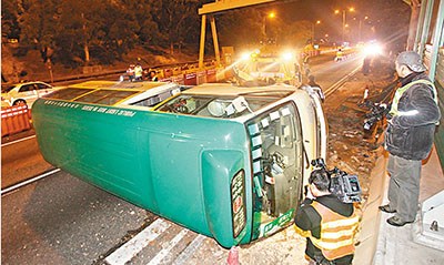 香港一满载乘客巴士翻车9人受伤交通一度瘫痪