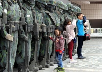 台湾雕刻大师朱铭作品在香港展出(图)