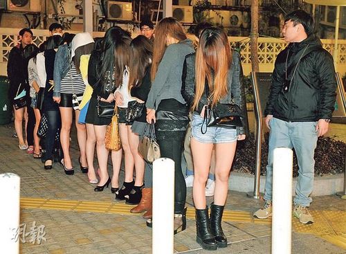 香港警方突击“扫黄”拘捕12名内地女子(图)