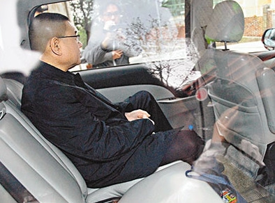 港商刘銮雄因欧文龙案被判刑携女友外出遭追访