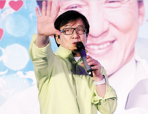 “贴面礼”惹风波成龙劝莫“大惊小怪”