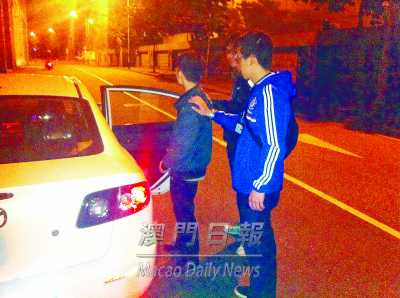 澳门警方查获内地男子发色情传单检获逾两千张