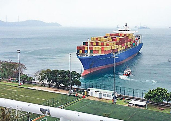 一艘200米长巨轮差4米撞岸居民惊闻巨响(图)