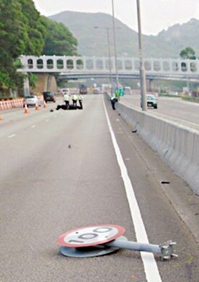 港男子骑车失控变“人肉炮弹”惨遭路牌刺穿肚子