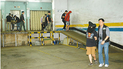 香港警方大规模打击赛马日赌博活动拘捕13名男女