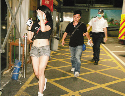 香港妙龄女子酒吧遭醉汉骚扰男友挺身护花被打伤