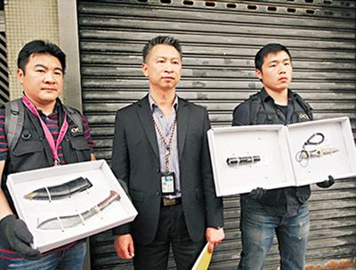 香港警方捣破黑帮武器库检获电枪利刀及毒品