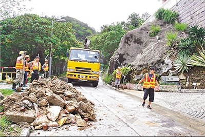 暴雨侵袭香港深水湾道山泥倾泻险涌进李嘉诚豪宅