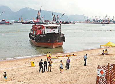 香港一船失去动力冲破防鲨网搁浅泳客争相走避