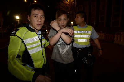 香港警方夜间巡逻截获藏刀运毒车(图)