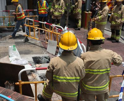 港工人疑用风炮凿地误触地底电缆引发爆炸(图)