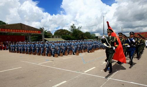 体能竞赛实弹射击香港生与驻港部队面对面交流