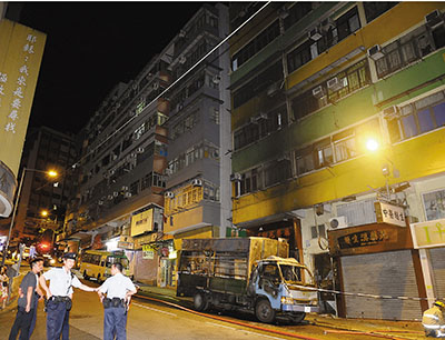 香港一货车遭纵火烈焰达4楼高十多人逃生