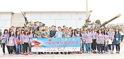 香港学生访内地军营:参观坦克兵团赞名不虚传