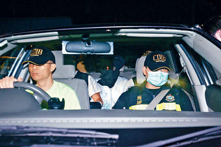 香港14岁少年跨境运毒被海关揭发神情紧张