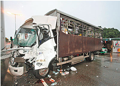 香港发生三车连撞事故一男子被抛出车外身亡