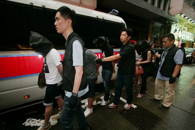 香港警方据线报搜查无牌酒吧捣破黑帮武器库