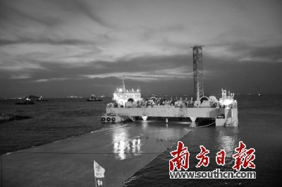 港珠澳大桥沉管隧道挺进最深处