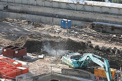 香港引爆二战时日军炮弹炸出深坑碎片飞百米外