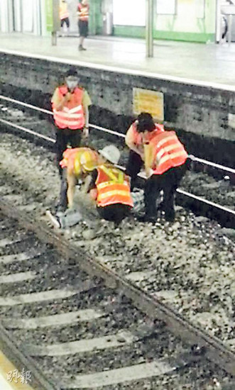 醉汉地铁站卧轨吸烟被合力抬走箍颈制服(图)