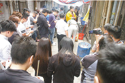 香港弟砍兄案:30余人凶店路祭熟客不惊仍光顾