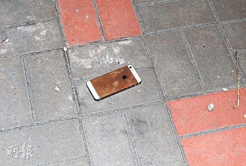 手机放餐厅桌上被抢男子流血夺回(图)