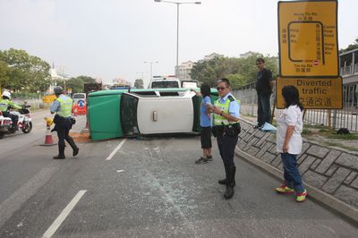 的士闪避不及失控撞石壆翻侧路中乘客受伤送院