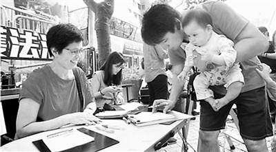 两位香港长者痛心话“占中”:该停手了赶紧回吧
