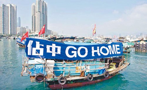 香港市民到警察总部请愿促彻查“占中”神秘捐款