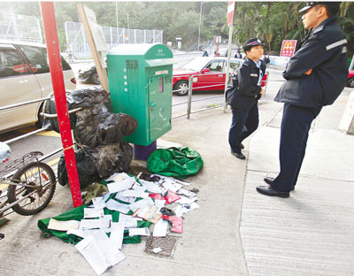 港街头邮筒疑遭人投入烟蒂着火50封信件受损(图)
