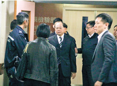 香港一名警察在清障行动中晕倒命危梁振英探望