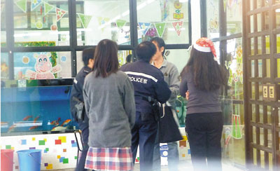 毒蛇闯入幼儿园“蛇王”捉走解除威胁(图)