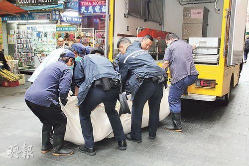 香港300磅胖汉猝死需8人合力抬尸(图)