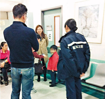 香港4岁女童被遗留校车内司机涉嫌“虐儿”被捕