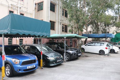 香港8辆私家车遭恶意泼漆水车身被严重侵蚀(图)