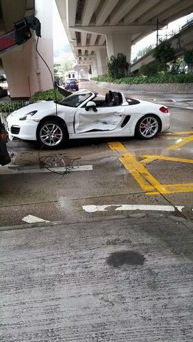 保时捷跑车与宝马互撞损毁两司机无大碍(图)