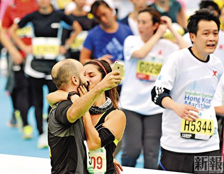 香港马拉松:有人求婚成功有人穿超人情侣装上阵