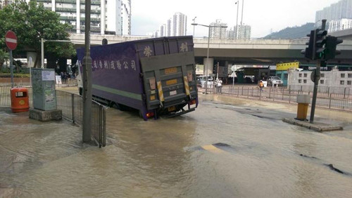 香港一地下水管爆裂致货车陷入路面无人受伤