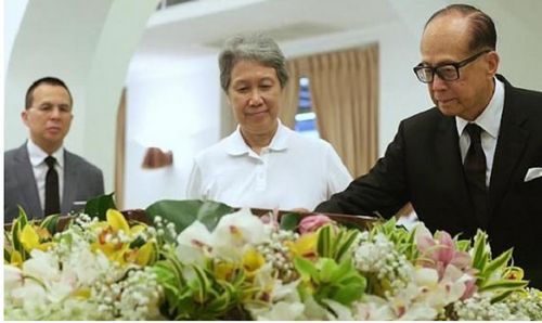 李嘉诚偕两个儿子赴新加坡吊唁李光耀