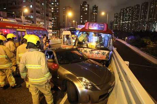 香港发生小巴与私家车相撞车祸11人受伤(图)