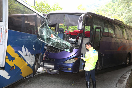香港警方:内地旅行团有35人在交通意外中受伤