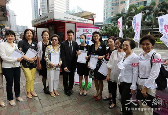 多位律师街站支持政改妇女界冀普选历史一刻