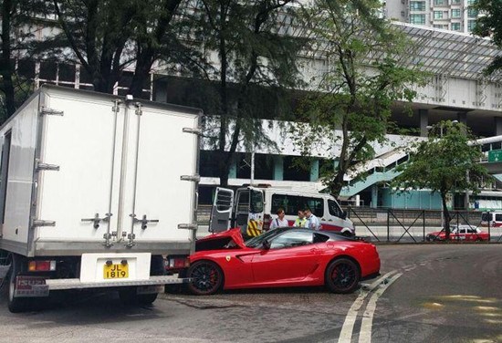 香港一450万法拉利跑车与货车相撞3人受伤(图)