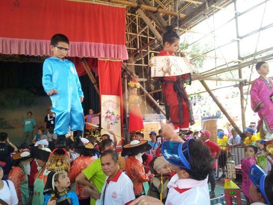 图:香港长洲太平清醮飘色巡游引市民围观