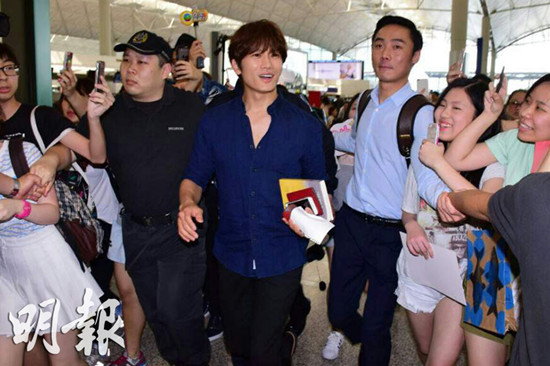 韩国男星池城离港向粉丝挥手道别(图)