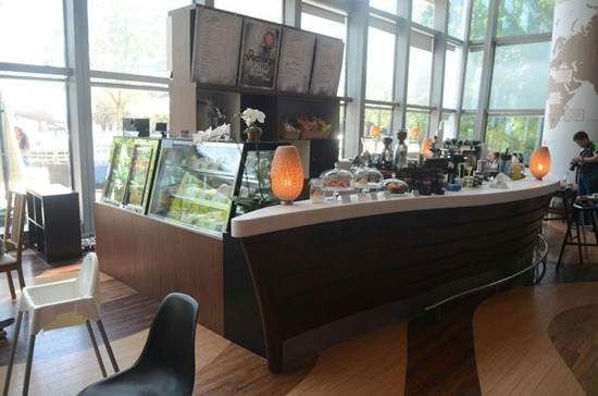 3名外籍男女闯入香港一咖啡店偷薯片被捕(图)