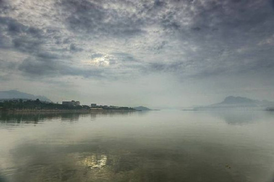 图:网民晒香港雨后美景堪比西湖