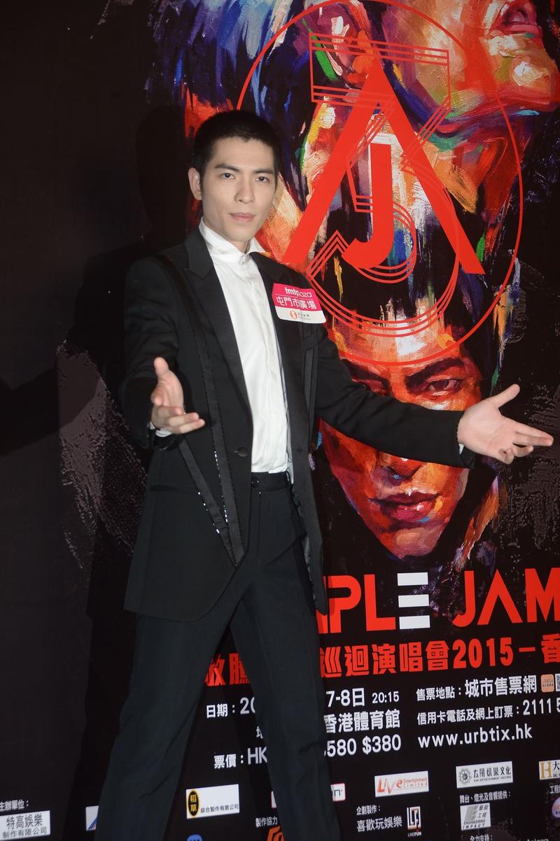 萧敬腾赴港宣传个人演唱会预告不做“爆肌男”