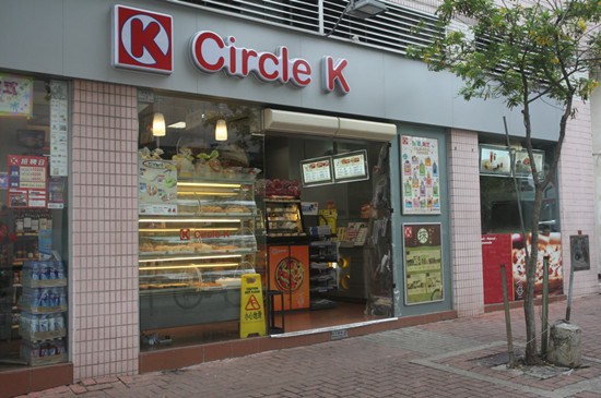 香港两男子开“战神”跑车劫便利店被捕(图)